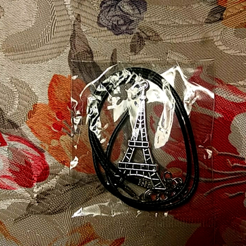 Nwot Eiffel tower necklace